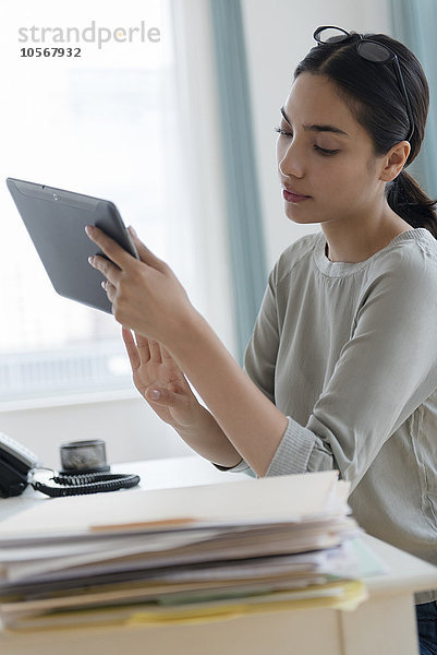 Hispanische Geschäftsfrau mit digitalem Tablet