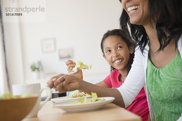 Mutter und Tochter essen Salat