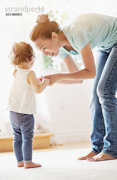 Mutter tröstet ihre kleine Tochter