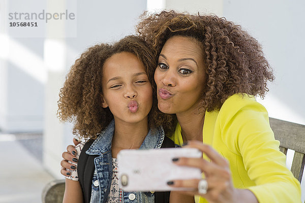 Gemischte Rasse Mutter und Tochter nehmen Selfie