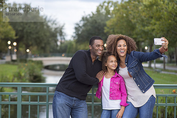 Familie macht Selfie auf Brücke