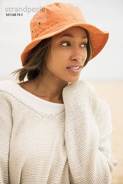 Afroamerikanische Frau am Strand