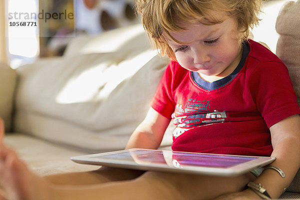 Kaukasischer Junge mit digitalem Tablet