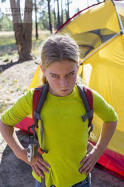 Kaukasisches Mädchen runzelt die Stirn auf dem Campingplatz