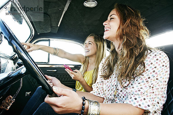 Frauen am Steuer eines Oldtimers