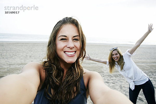 Frauen nehmen Selfie am Strand