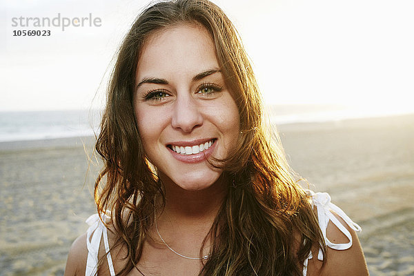 Gemischtrassige Frau lächelnd am Strand