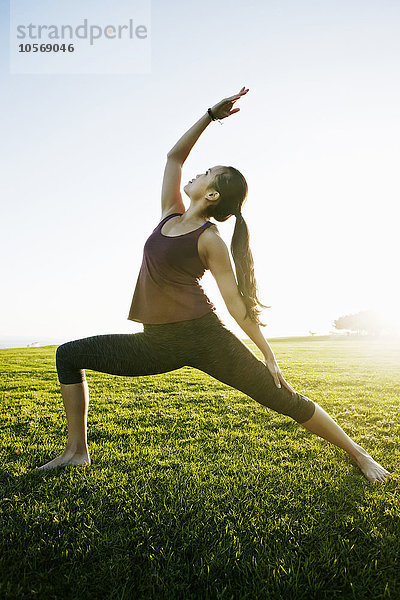 Asiatische Frau übt Yoga im Freien