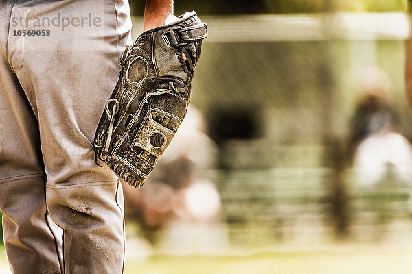 Baseballspieler mit Baseballhandschuh