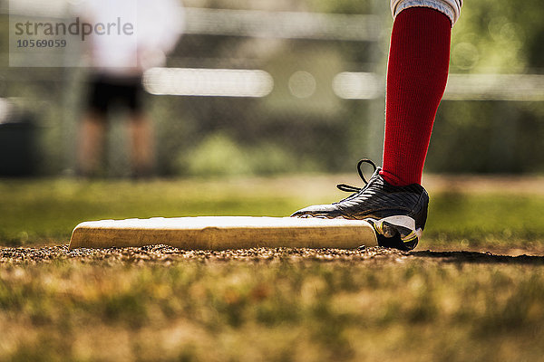 Baseballspieler berührt die Base