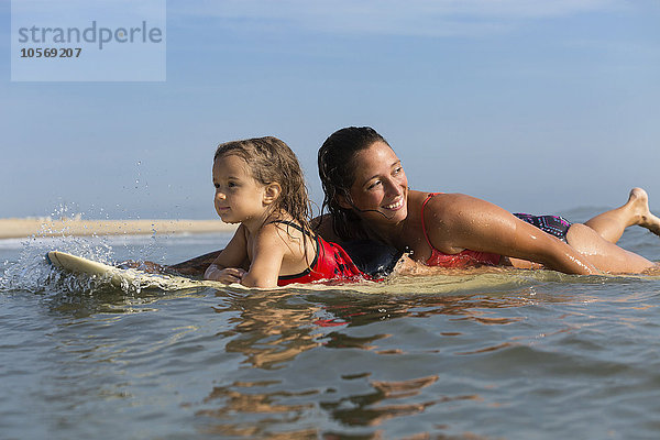 Mutter und Tochter beim Surfen