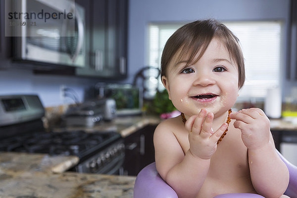 Gemischte Rasse Baby Mädchen lächelnd in der Küche