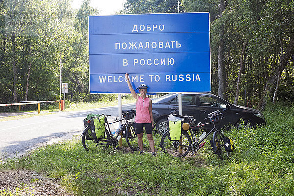 Hispanischer Biker jubelt an der russischen Grenze