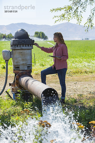 Kaukasischer Bauer prüft Wasserpumpe