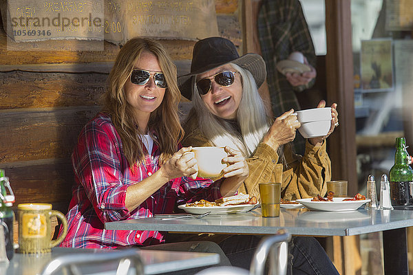 Kaukasische Frauen trinken Kaffee im Cafe