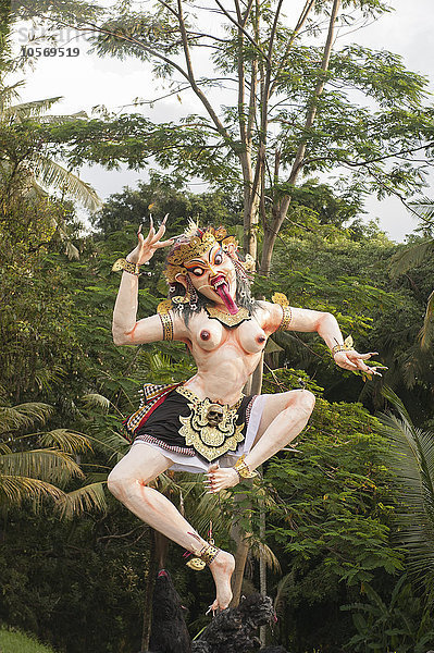 Statue einer tanzenden Gottheit im üppigen Wald