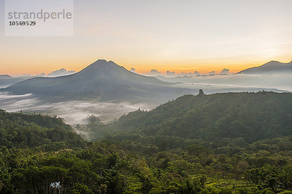 Hügelspitzen über Morgennebel in abgelegener Landschaft  Kintamani  Bali  Indonesien