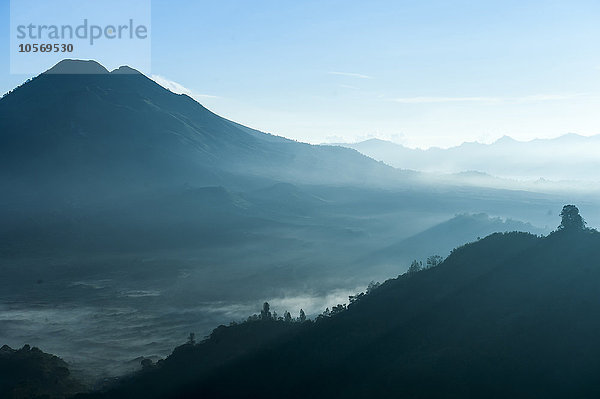 Berge und Morgennebel in abgelegener Landschaft  Kintamani  Bali  Indonesien