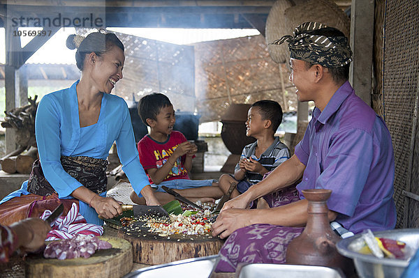 Asiatische Familie kocht gemeinsam in der Außenküche