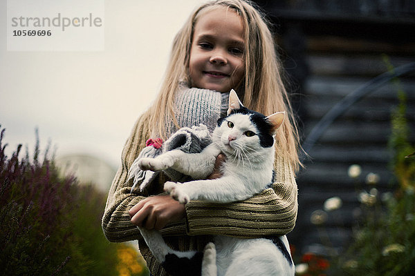 Kaukasisches Mädchen hält Katze