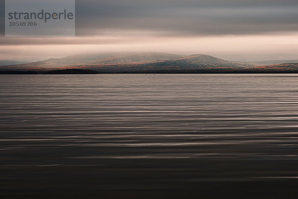 Plätschernder See unter Wolken