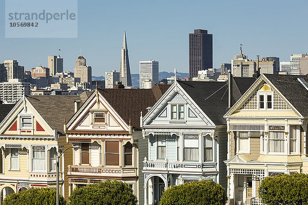 Häuser im viktorianischen Stil im Stadtbild von San Francisco  Kalifornien  Vereinigte Staaten