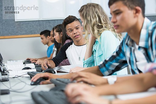 Reihe von Gymnasiasten  die sich in der Computerklasse konzentrieren
