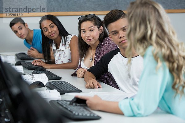 Reihe von Gymnasiasten im Computerunterricht