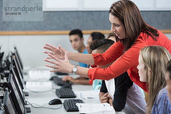 Lehrerin erklärt den Schülern in der Klasse