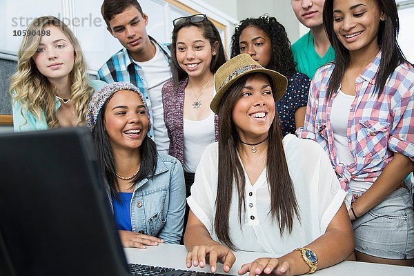 Gruppe von Teenagern  die in der Highschool-Klasse am Computer arbeiten