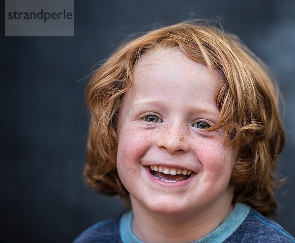 Porträt eines kleinen Jungen  rotes Haar  Nahaufnahme