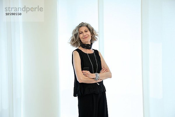 Porträt einer stilvollen Senior-Designerin im Büro