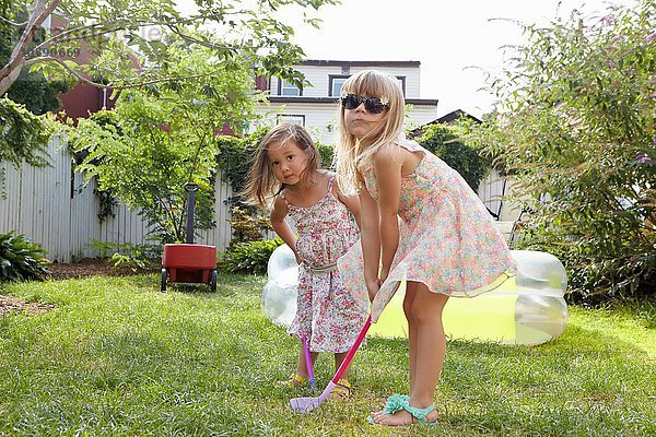 Mädchen beim Kindergolf im Garten