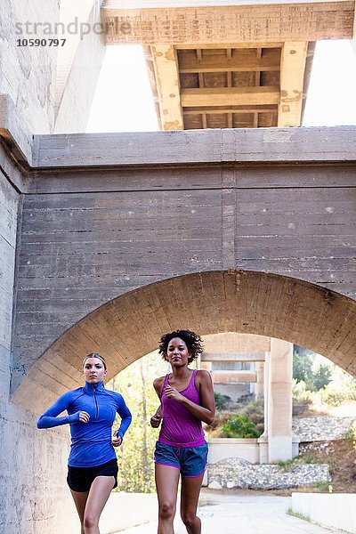 Jogger auf der Brücke  Arroyo Seco Park  Pasadena  Kalifornien  USA