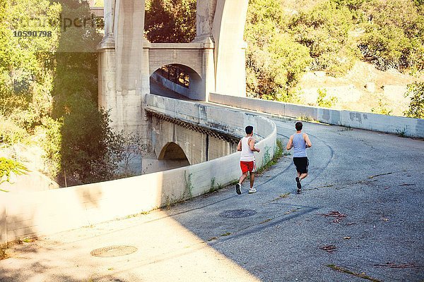 Jogger auf der Brücke  Arroyo Seco Park  Pasadena  Kalifornien  USA