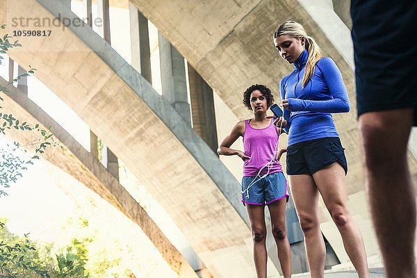 Jogger machen Pause auf der Brücke  Arroyo Seco Park  Pasadena  Kalifornien  USA