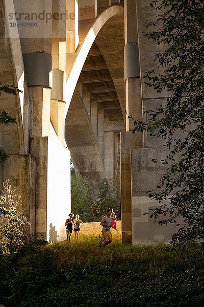 Jogger unter der Bogenbrücke  Arroyo Seco Park  Pasadena  Kalifornien  USA