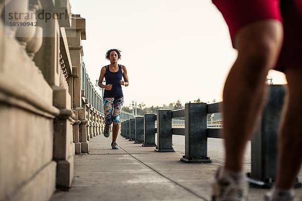 Jogger auf der Brücke  Arroyo Seco Park  Pasadena  Kalifornien  USA