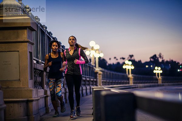 Jogger auf der Brücke  Arroyo Seco Park  Pasadena  Kalifornien  USA