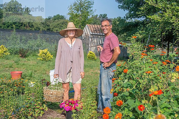 Porträt von Bauern und Bäuerinnen im Garten