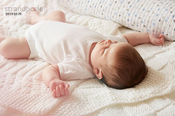 Baby schläft im Bett