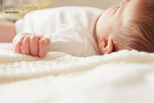 Baby schläft im Bett