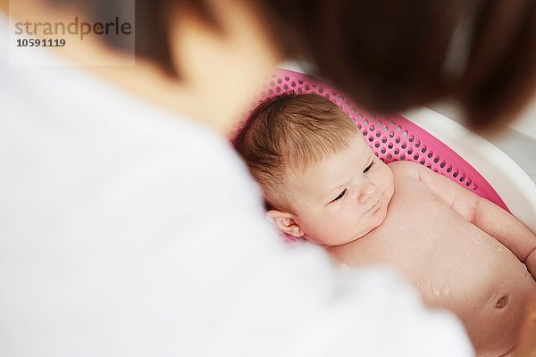 Baby im Türsteher liegend