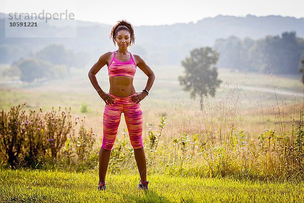 Porträt einer selbstbewussten jungen Läuferin im ländlichen Park