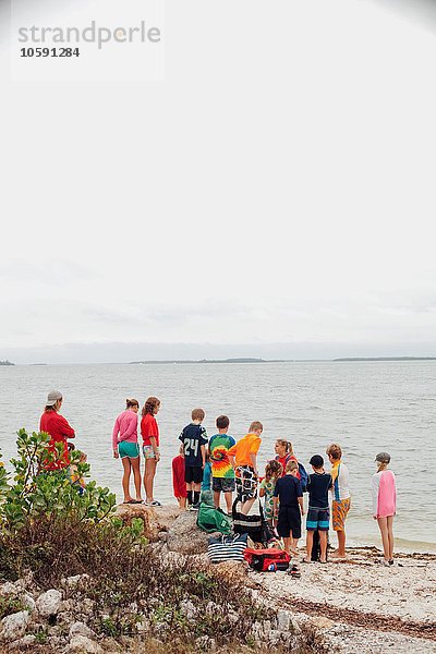 Rückansicht einer großen Kindergruppe am Strand  Sanibel Island  Pine Island Sound  Florida  USA