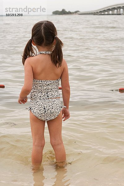 Rückansicht des Mädchens mit Blick aufs Meer  Sanibel Island  Pine Island Sound  Florida  USA