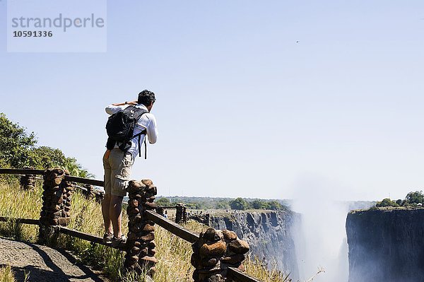 Mittlerer Erwachsener Mann fotografiert Victoria Falls  Sambia