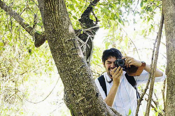 Mittlerer Erwachsener Mann beim Fotografieren vom Baum  Sambia