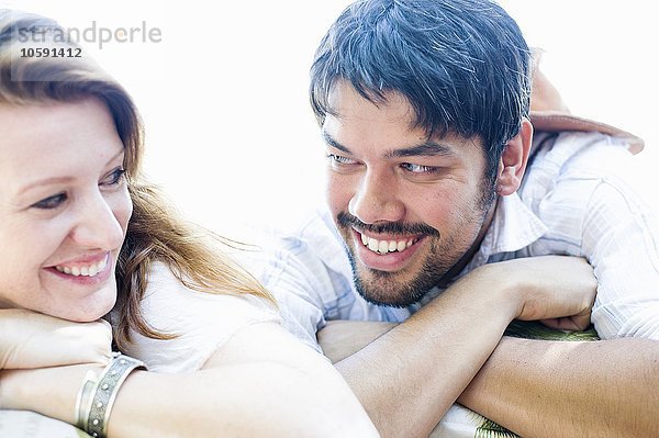 Nahaufnahme Porträt eines glücklichen Paares mit Blickkontakt