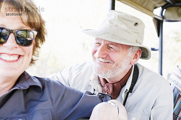 Porträt eines älteren Mannes und einer älteren Frau auf Safari im Allradantrieb  Kafue Nationalpark  Sambia